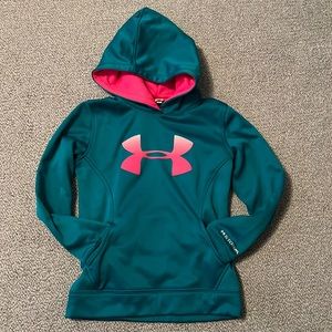 Under Armour hooded sweatshirt in Youth Small. Fits size 6-8.